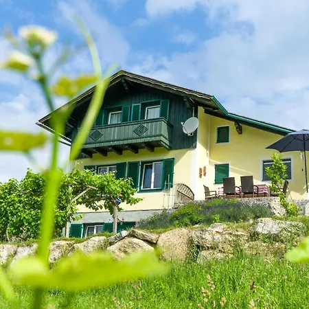 Weinberghaus بيت للعطل